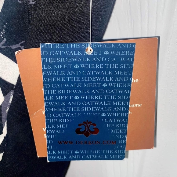 Ladies Derron- Where The Sidewalk and the Catwalk Meet- Brand New- Size Medium S - Picture 4 of 5